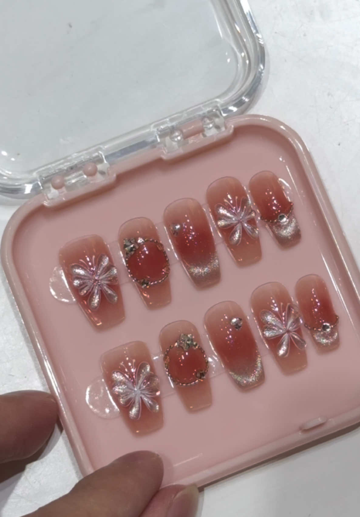 Nhìn vậy thôi chứ ra clip lâu lắm luôn🤭 Gấp làm nail quá thì nhá cho shop làm sẵn nailbox ghé là gắn lên liền nè các nàng🫶🏻 #naildesign #nailart #nailbox #nailboxthietke #trend #nailxinh 