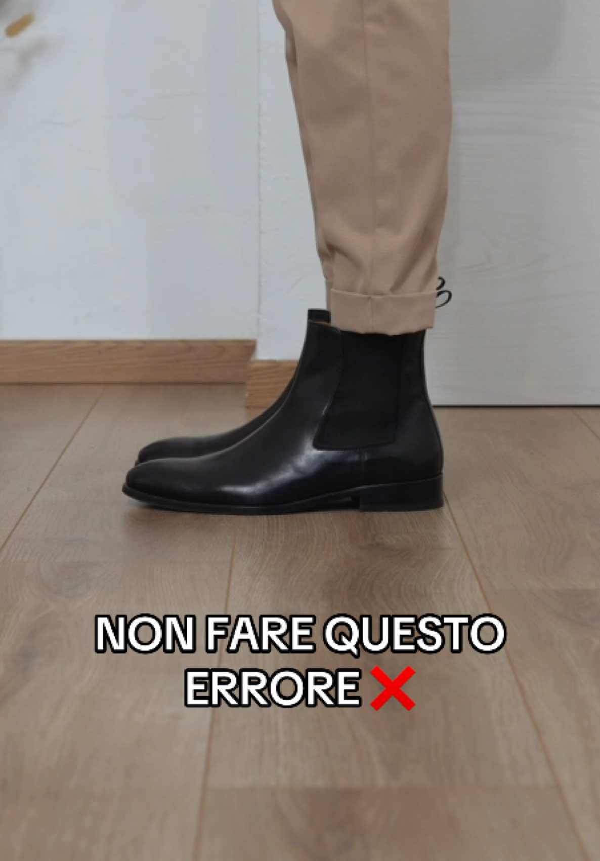 Errori di stile da evitare ❌   Ecco perché la prima opzione è sbagliata:   1. Proporzioni strane: I pantaloni troppo corti possono far sembrare le gambe più tozze e rovinano l’eleganza dei Chelsea boots.   2. Caviglie scoperte: I Chelsea boots sono fatti per coprire la zona delle caviglie; mostrare troppa pelle sopra rompe l’armonia.   3. Troppo trendy: I pantaloni eccessivamente corti possono sembrare un po’ forzati, soprattutto con stivali classici come i Chelsea.   Opta per pantaloni che sfiorano la parte superiore degli stivali o si piegano leggermente per un look pulito e senza tempo!       #mensfashion #menswear #mensstyle #chelseaboots #erroridistile #stylemistakes 