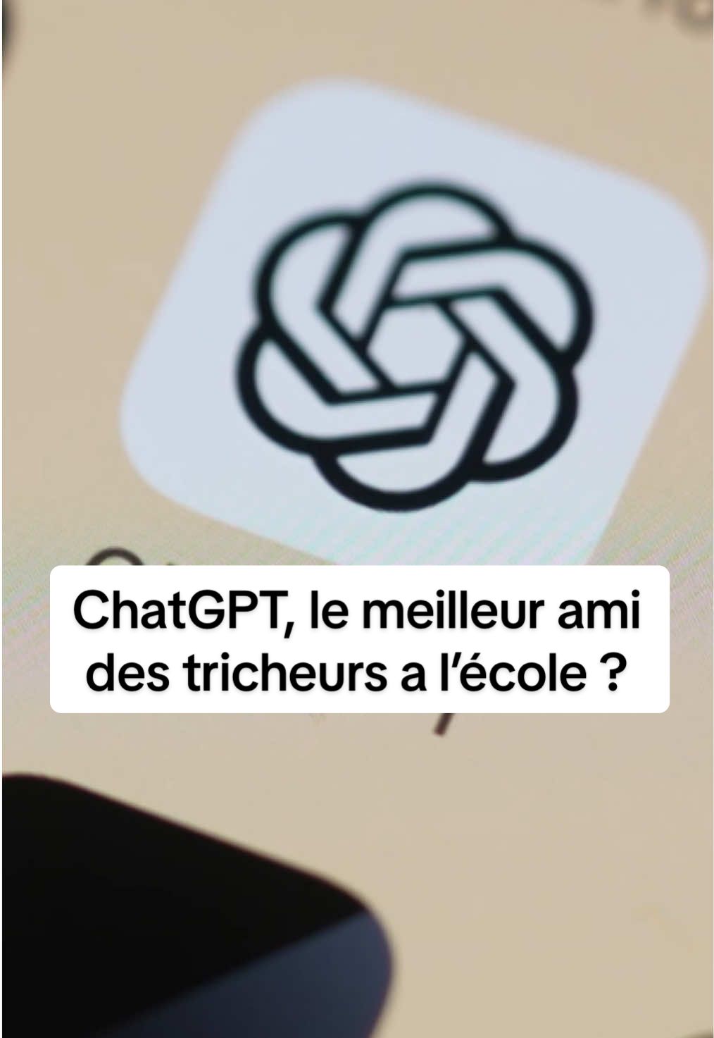 (j'ai corrigé les fautes dans une autre version sur mon ordi, video déjà relue par franceinfo) ChatGPT, meilleur ami des tricheurs à l'école ? L'application d'intelligence artificielle sait même comment déjouer l'attention des professeurs en incorporant des erreurs humaines dans ses réponses. Aujourd'hui, un étudiant sur deux l'utiliserait.  #chatgpt #ia #sinformersurtiktok 