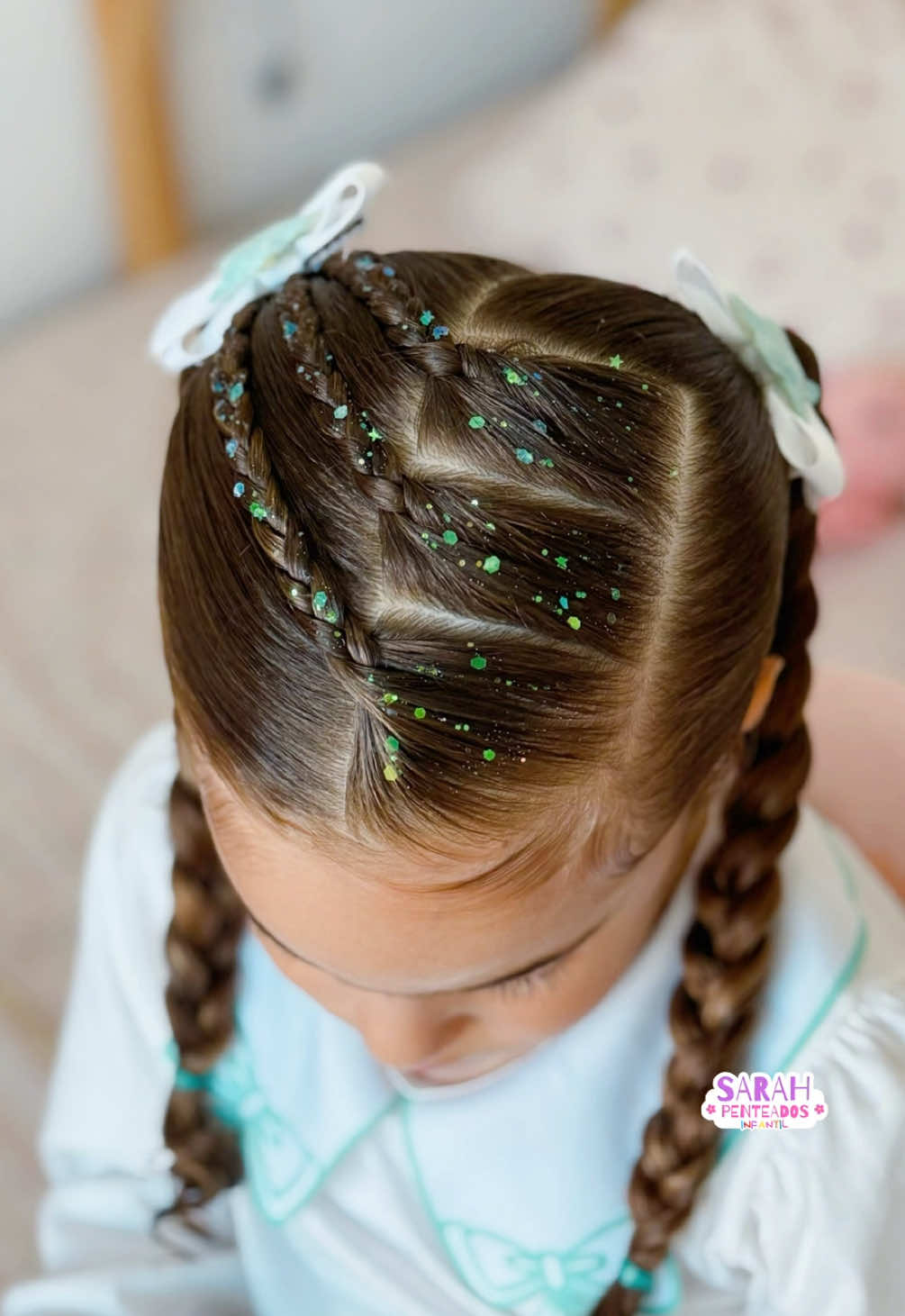 Apaixonada por esse penteado 🤩 Salva para fazer ai também! 💚 . . .  #penteadoinfantil #penteadosfaceis #penteadosimples 