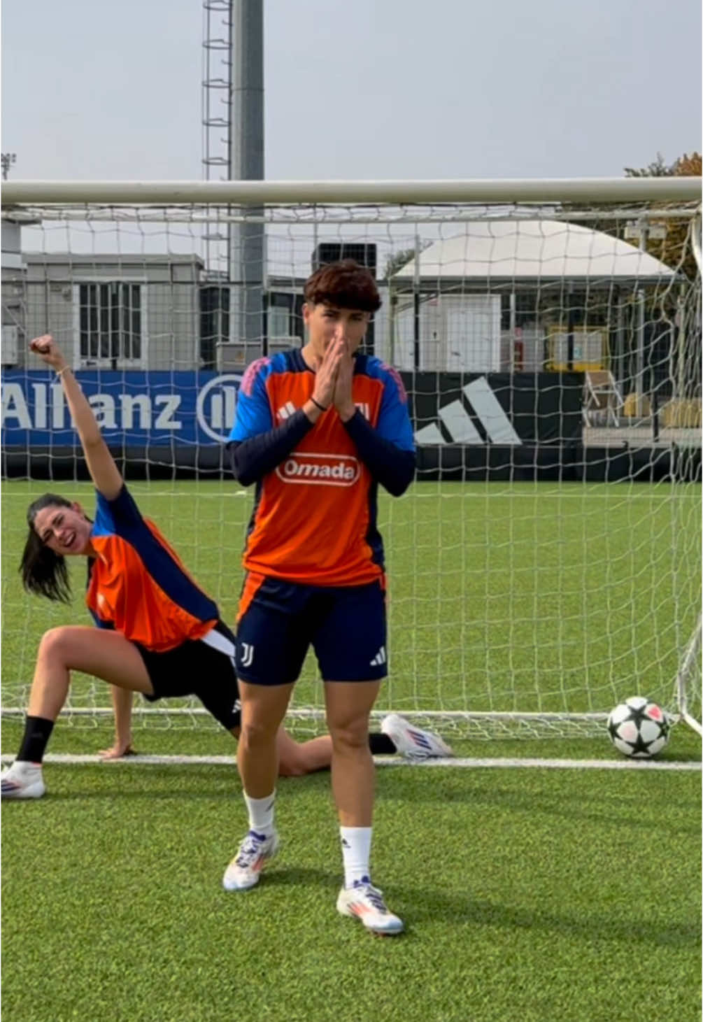 Having some fun with our NextGen players.. 😍 (Ledonne wants to try again 😅) #challenge #juventus #nextgen #football 