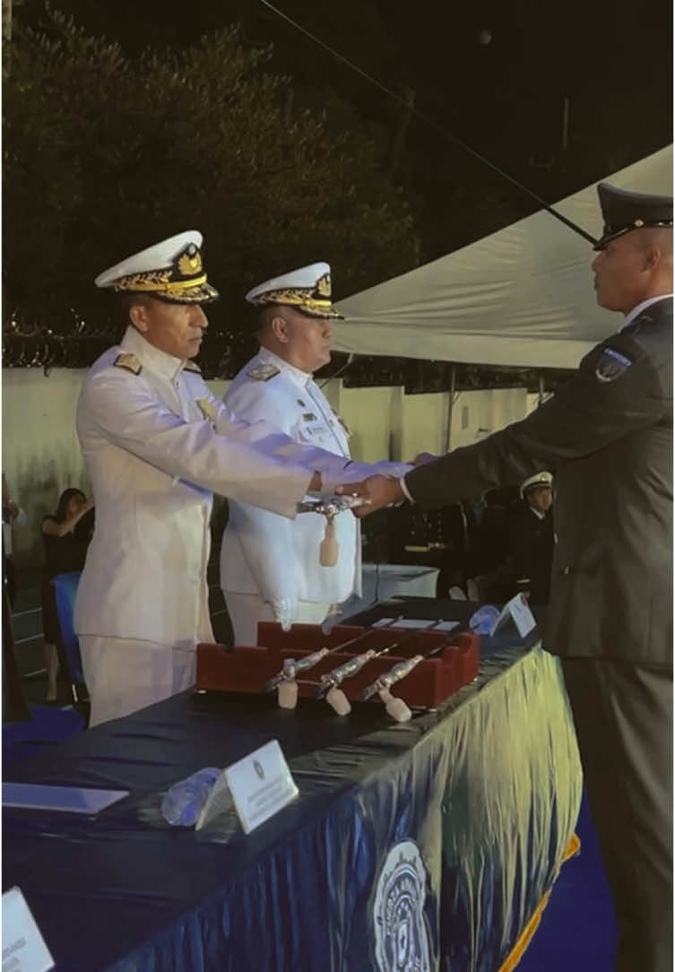 🎖️ 63 nuevos oficiales se graduaron con honor de nuestra gloriosa Escuela Militar, listos para servir a la Patria. #FuerzaArmada #militar #ElSalvador #Ejercito #FuerzaAerea #Marina #Soldado #militares #EscuelaMilitar #Cadetes #503 #ParaTi