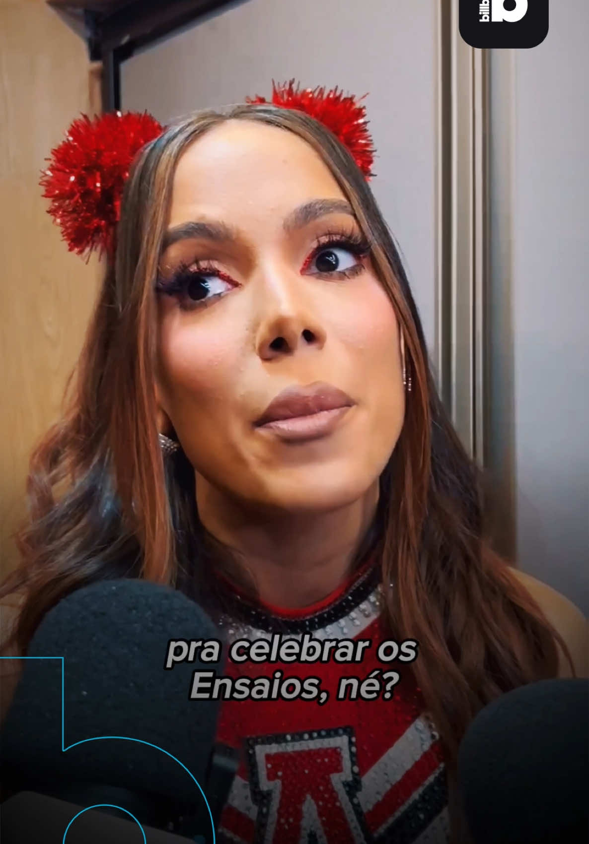 Ainda estamos em dezembro, mas # #Anitta já deu início à sua temporada de #Carnaval. Para começar com o pé direito, a Poderosa lançou o álbum “#EnsaiosdaAnitta”, e em entrevista à Billboard Brasil, deu detalhes sobre a ideia do projeto, que conta com parcerias de diversos gêneros musicais. Confira! (Foto: Divulgação | Vídeo: Billboard Brasil)