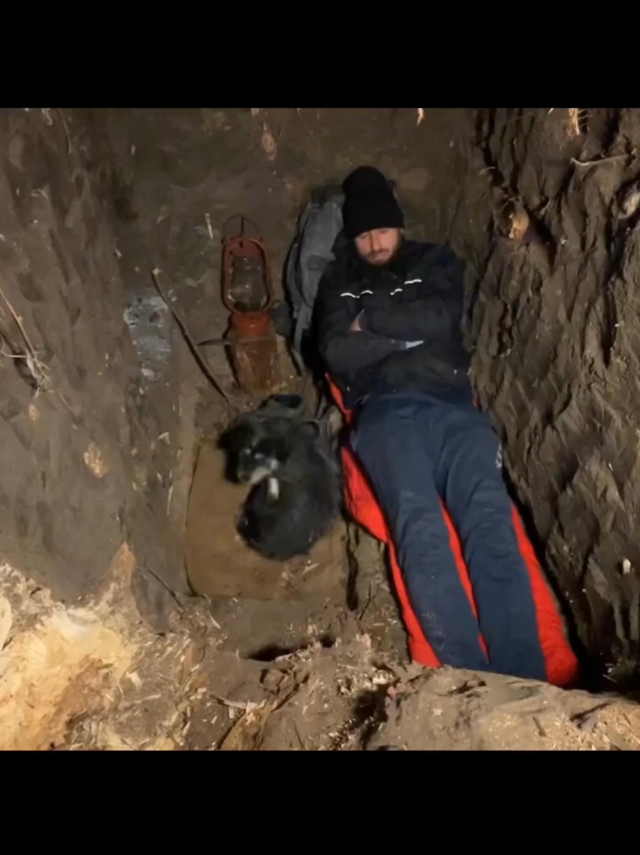 Building a Warm Secret Survival Shelter Inside a Giant Tree #bushcraft #shelter #treehouse #dugout 