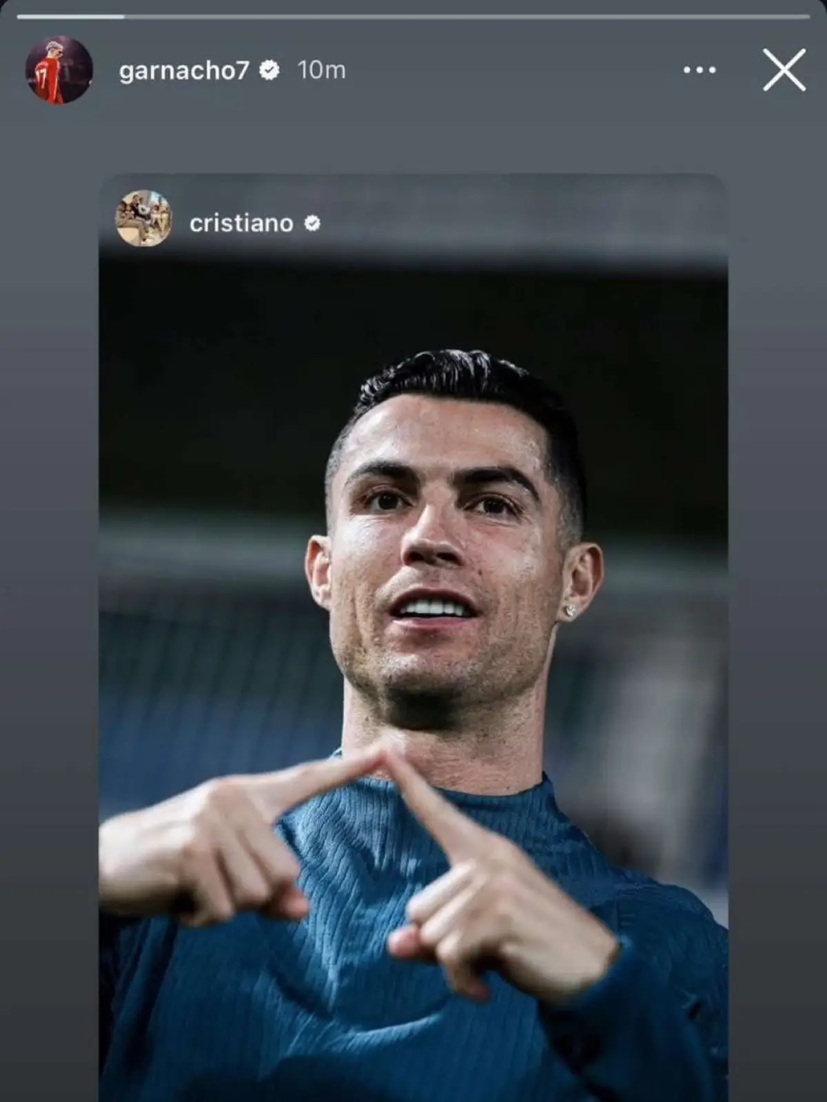 Trên IG nhiều đồng đội cũ  và hiện tại đã share lại bức ảnh trên Story của Ronaldo kèm theo những thông điệp liên quan đến điều gì đó mới mẻ của anh nhà sắp được công bố 👀