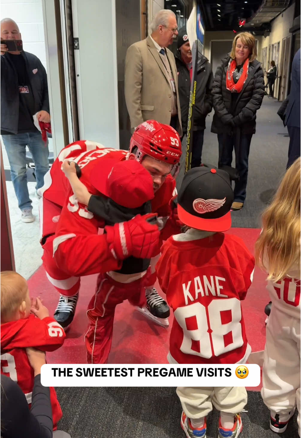 Dad’s office is pretty cool 🤩(via @Detroit Red Wings) #NHL #hockey #hockeytiktoks #detroit #redwings #wholesome #family 