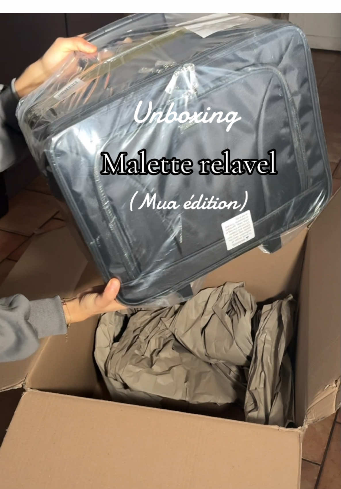 Unboxing de ma nouvelle malette @Relavelbags @Relavel !!  J’ai troqué ma malette @AMS Beauty qui ne me suffisait plus en terme d’espace pour la Relavel et autant vous dire que c’est le kiff totale, super pratique avec ses roulettes (moins de cassage de dos 🫠). Je la recommande à mes consœurs makeup Artist !  #maletterelavel#maquilleuseauvergne#maquilleuse#mua#parismua#