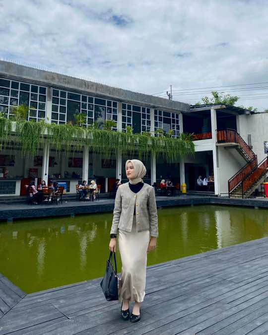 pendidikan itu penting bagi wanita bukan ingin menyaingi laki laki melainkan karena wanita merupakan madrasah pertama untuk anak anaknya. bersama @Universitas Bojonegoro menuju generasi  yang cerdas💛✨ #beasiswainfluencer #bojonegoro #universitasbojonegoro