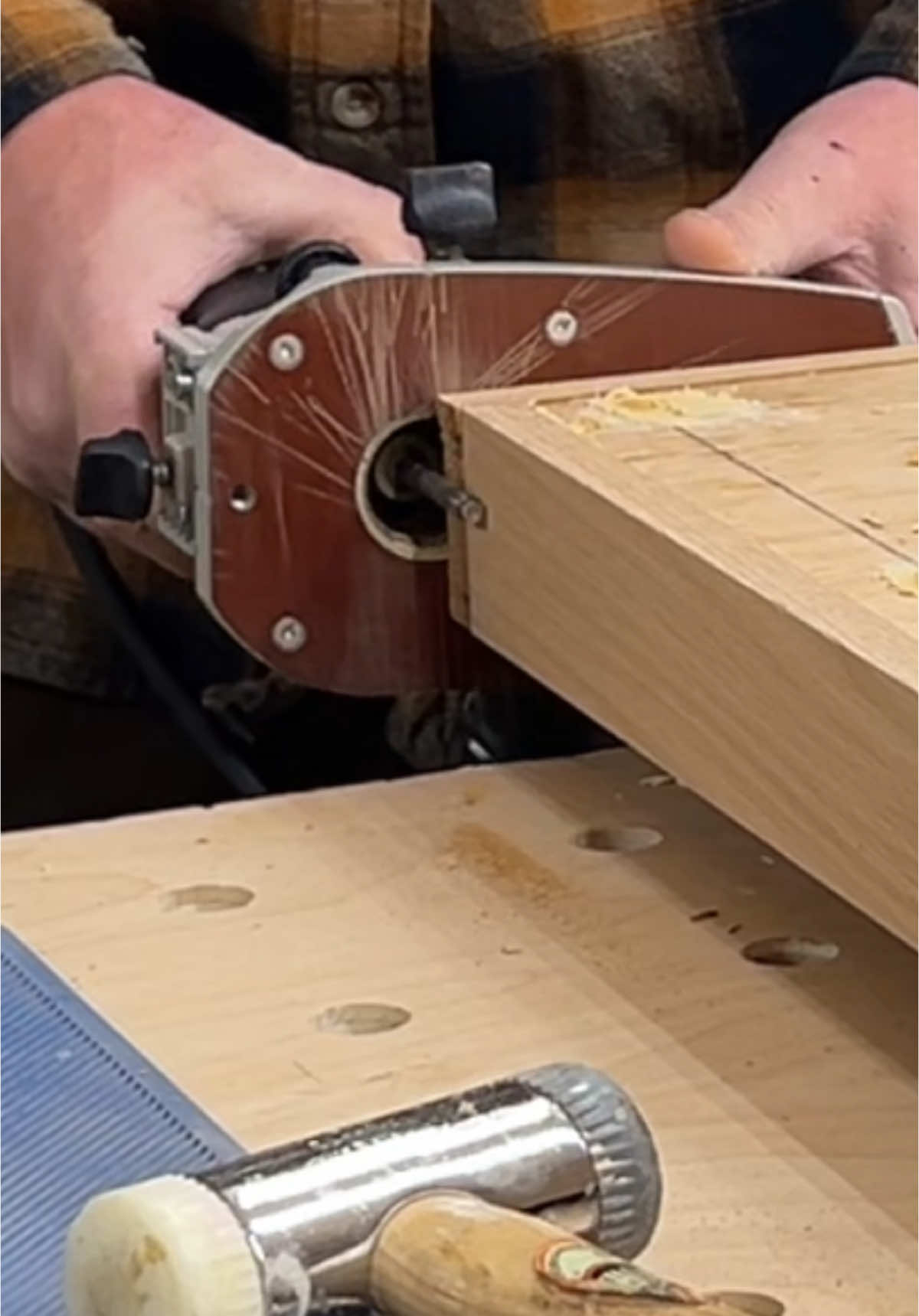 “Real” woodworking requires a scuffed up router base. #woodtok #woodworking #woodwork #woodworker #woodworkingtips #woodshop #woodshoplife #woodshoptips #maker #DIY #fyp #SmallBusiness #festool #router #flushtrim 