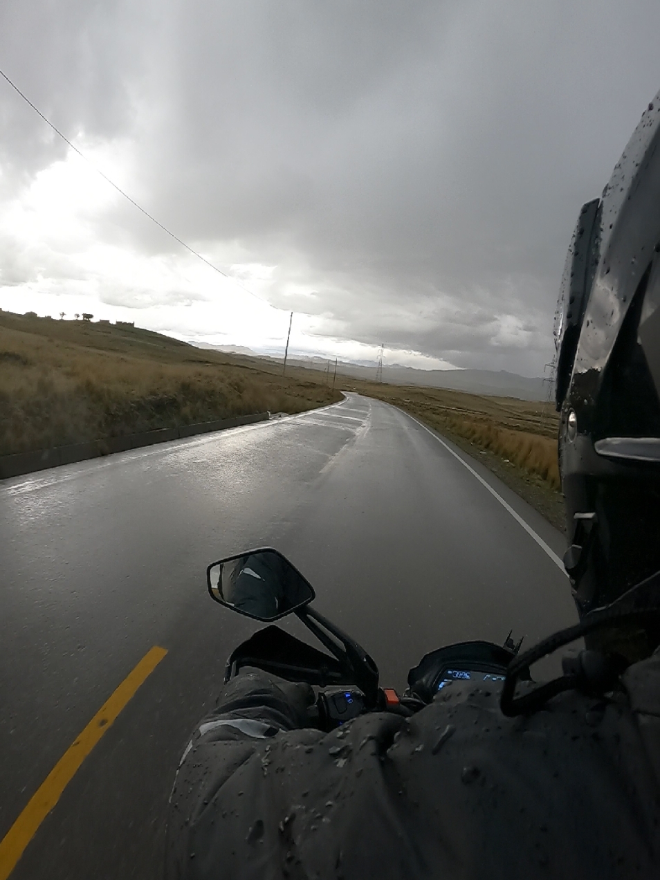 🫡🏍️🌧️✌️#lluvia #enmoto #paisajes #naturaleza #carreteras #rutas #vamosderuta #viajandojuntos #mimoto #aventura #cusco_peru🇵🇪