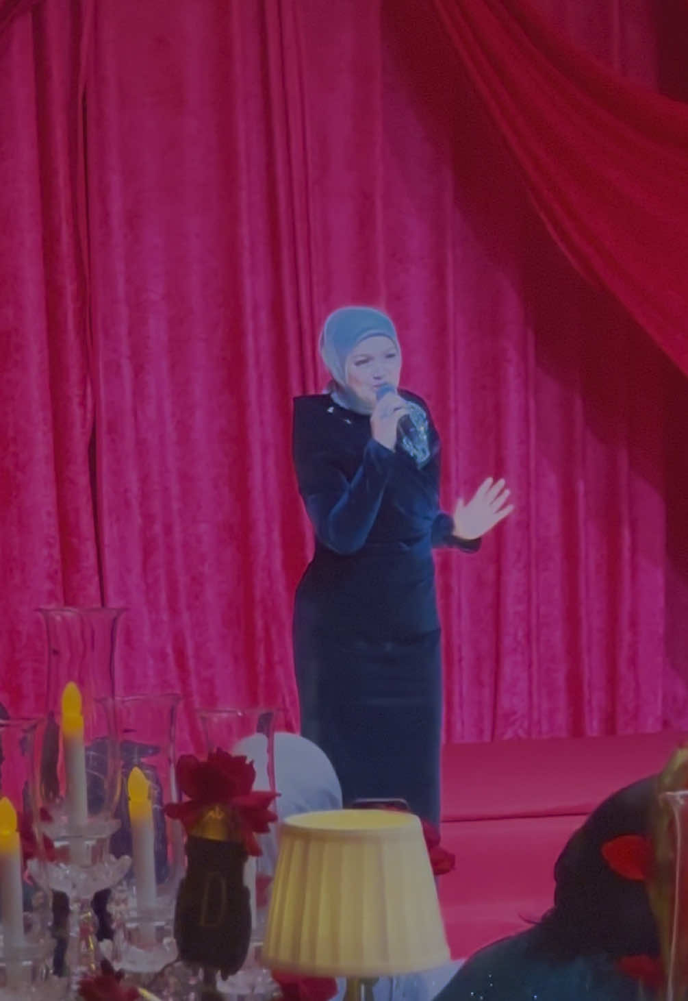 Dato Sri @Siti Nurhaliza menyanyikan lagu ikonik ‘Aku Cinta Padamu’ di Rizman Ruzaini Ball 2024. #ELLEMalaysia #ELLEMY #RizmanRuzainiBall2024 #RizmanRuzaini #SitiNurhaliza 