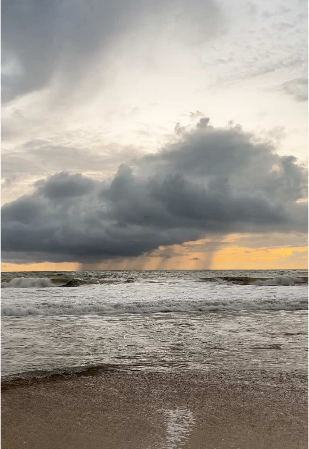 10 Desember 2024, Pantai Pangumbahan Ujunggenteng Sukabumi, kondisi pagi hujan, siang cerah , sore Hujan , malam hujan, #pantaipangumbahanujunggenteng #sunset #pantaiujunggenteng #ujunggenteng 