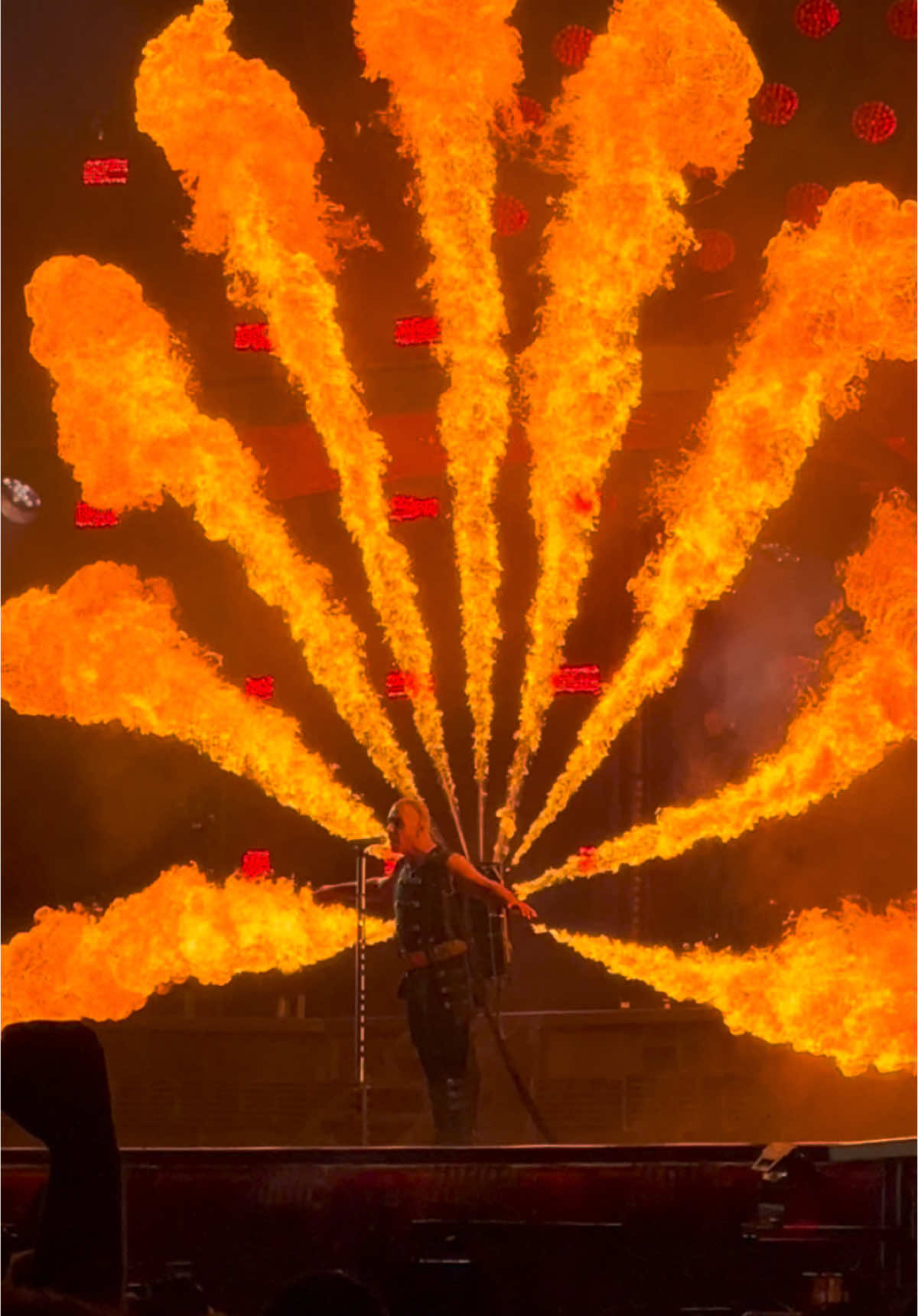 #rammstein #live #europestadiumtour2024 #stage #tilllindemann #concert #fire #pyro #fyp #gelsenkirchen #veltinsarena #guitar #musik 