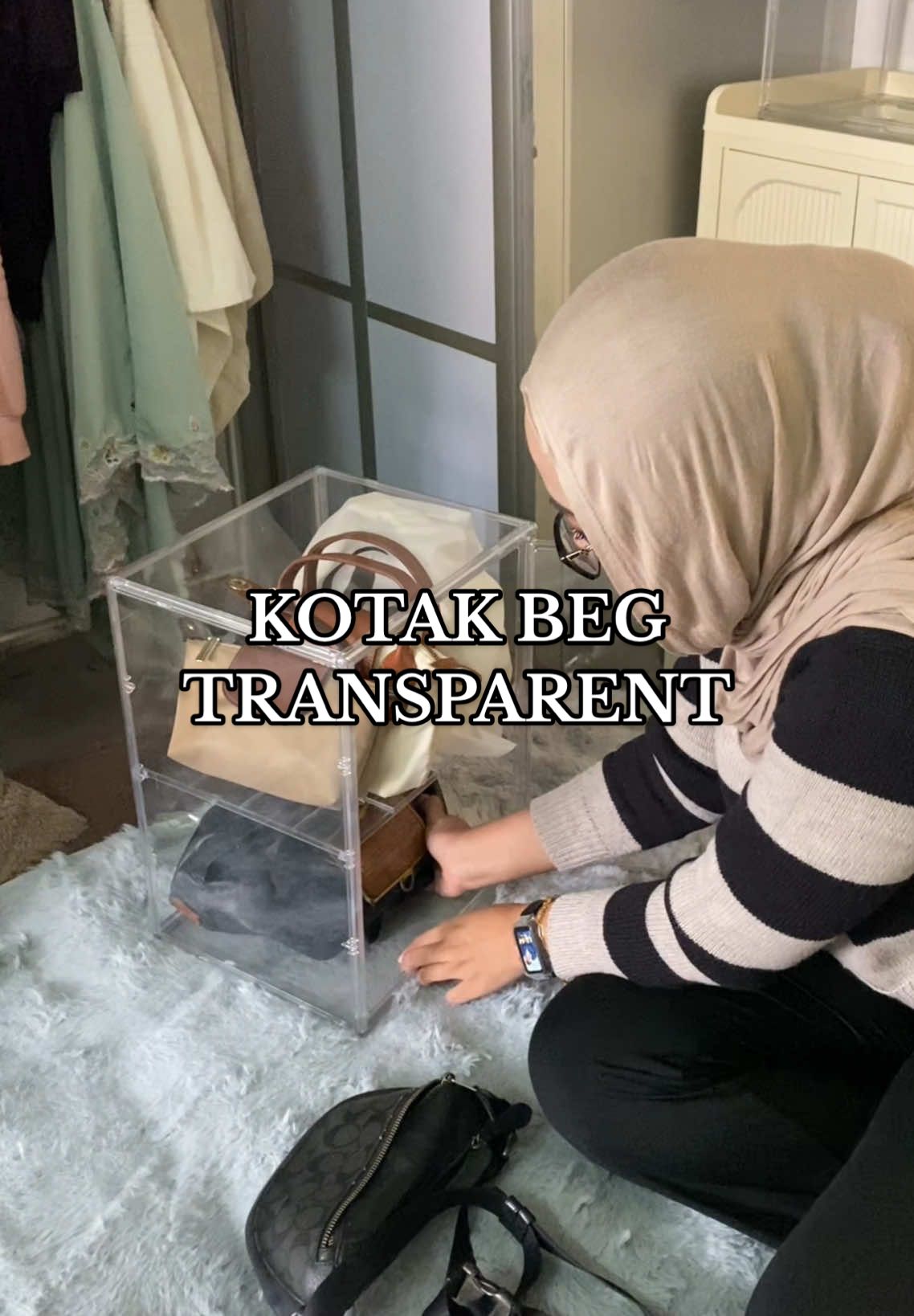 Memang love dengan kotak transparent macamnii, kalini yang ada panel tengah divide duaaa. So, boleh letak dua side🔥  #transparentbox #kotakbeg #kitakletakbeg #boxstorage #kotakbaju #transparentdisplay #displaybox 