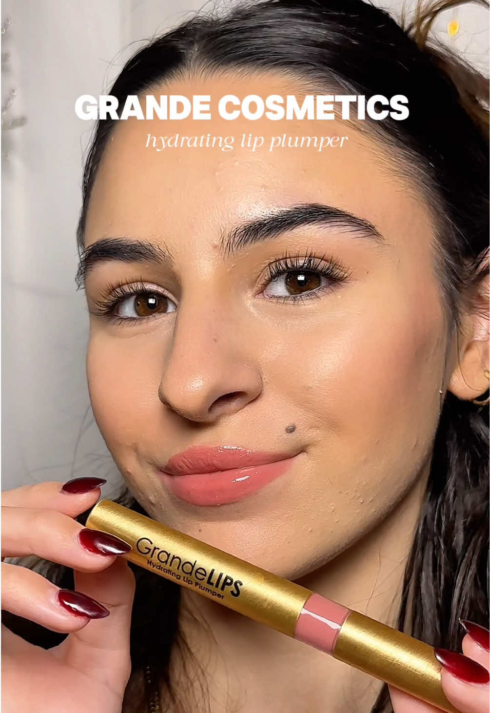 @Grande Cosmetics knows how to create the best products🤩👏🏼 ive been obsessed with this lip plumper👄 @Alicia Grande 🤍 #grandecosmetics #grandecosmeticspartner #grandelash #grandelips #grandelipsplumper #grandelashserum #holiday #fyp #giftsforher #creator 