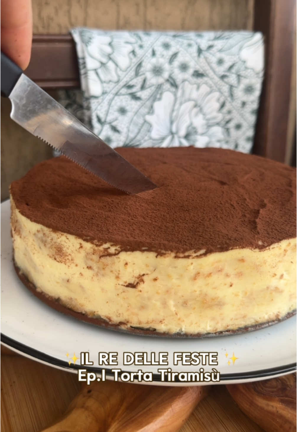 ✨Il re delle feste ✨🎄  Ep. I TORTA TIRAMISÙ  Se siete amanti del tiramisù è per queste feste volete davvero stupire tutti questa è la serie che non dovete perdervi.. vedere mille modi di preparare e gustare il tiramisù 🤩 INGREDIENTI  •250 gr di savoiardi  •500 gr di mascarpone  •4 uova a temperatura ambiente  •200 ml di caffè allungato con acqua  •120 gr di zucchero  •cacao amaro q.b.  PROCEDIMENTO  •separa i tuorli dagli albumi, nei tuorli aggiungi lo zucchero e monta con le fruste elettriche fino a che non diventano spumose e chiare  e aggiungi il mascarpone  •monta gli albumi a neve e incorporalo ai tuorli facendo attenzione a non smontarli (con movimenti dal basso verso l’alto) •disponi su una teglia uno strato di savoiardi taglia a pezzetti grandi (sulla base della teglia ti consiglio di mettere della pellicola così potreste sformarlo bene, non come me che l’ho dimenticato 🫣) bagna con il caffè e alterna con uno strato di crema al mascarpone, savoiardi bagnati con il caffè e infine crema al mascarpone  •metti in frigo per almeno 3-4 ore (meglio se una notte intera) •una volta trascorso il tempo di risposo in frigo metti il cacao amaro in superficie e la torta tiramisù che sono sicura piacerà a tutti è pronta ✨  SEGUIMI PER NON PERDERTI I PROSSIMI EPISODI SUL RE DELLE FESTE 🎄 #tortatiramisu #tiramisú 