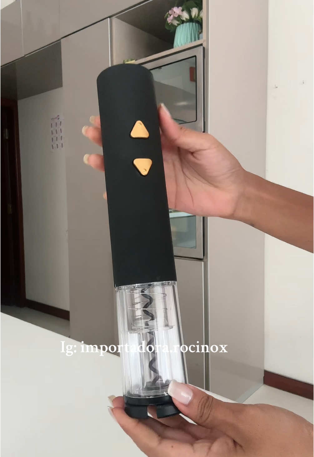 Destapador eléctrico 🍷🤩 #importadorarocinox #parati #viral #fyp #destapador #vino #sacacorcho #vinos #bebidas #electrico #automatico #cena #nochebuena #navidad #novedades #nuevo #tendencia 