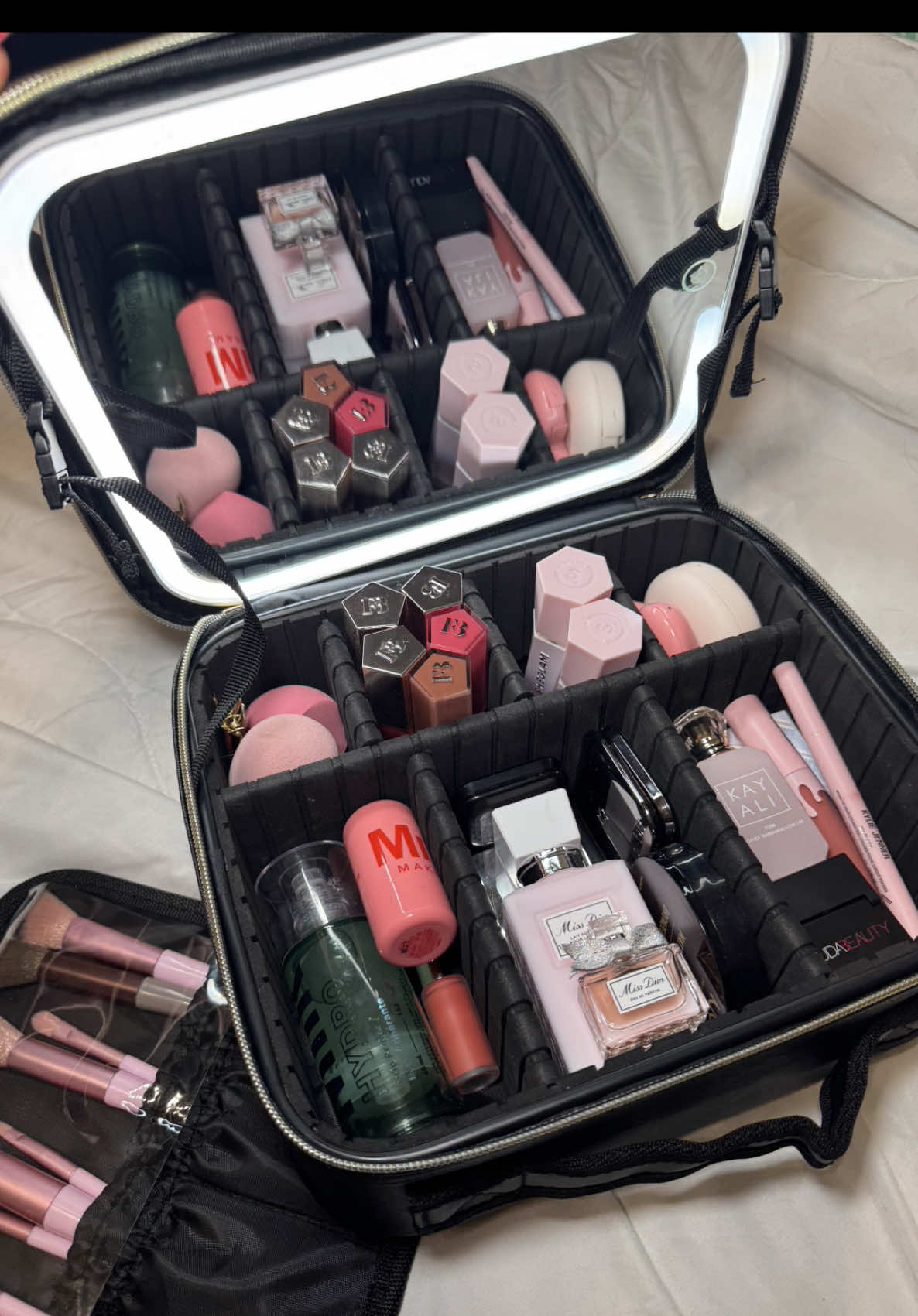 Every IT girl needs this✨💄 #makeupcase #lightup #makeup #organisemakeup #luxurymakeup #travelmakeupbag #tiktokmademebuyit  #barbie #barbiegirl #BeautyTok #viralmakeupbag #itgirlmusthaves