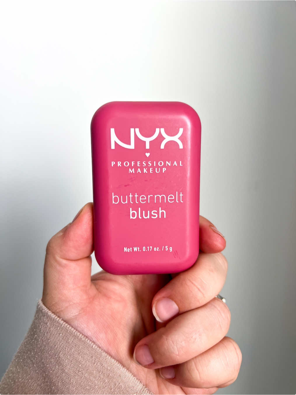 NYX COSMETICS BUTTERMELT BLUSH 💗 Let’s see if this powder blush is actually as good as people say! Claims: • Transfer resistant ✅ • Up to a 12hr wear ✅ • Vegan & cruelty-free ✅ This blush retails for $17.49 🇨🇦 before tax for 5g (0.17oz) of product. There is a slightly sheen to this blush, but I definitely would not call it a shimmery blush. For the people that would care, there is no mirror inside (this doesn’t bother me). This blush packs a pigment and gave my skin a really beautiful blushed look. I did not have any issues with patchiness or having my skin look dry. I had this blush on for over 10hrs and I did not notice any fading. There is a slight scent to this blush (I think it’s the shea butter, it’s not like an added fragrance). This blush comes in 12 shades, and I think they did a great job with the shades in this range. If this blush has piqued your interest, I’d recommend trying it! Have you tried the NYX Cosmetics Buttermelt Blush before? ⬇️ • Bronzer - @NYX Professional Makeup buttermelt blush in shade “butta with time” #blush #powderblush #powderblushreview #blushreview #nyxcosmetics #nyxcosmeticscanada #drugstore #drugstoremakeup #notsponsored