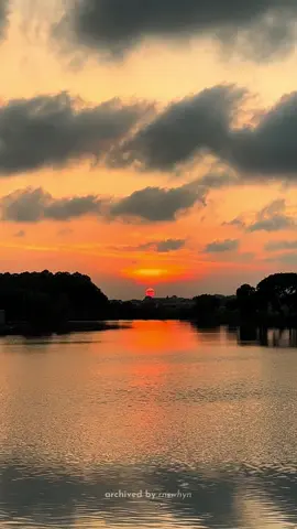 Duduk menikmati matahari terbenam emang setenang itu #fyp #jakartabarat #sunsetavenue 