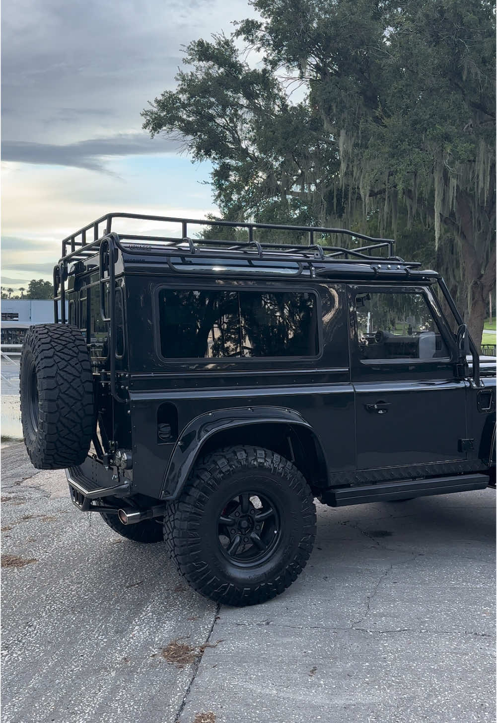 Santorini Black Defender 90 with Mach 5 wheels and Nitto Grappler tires, yes or no? 🙌 #landrover #fyp #nittotires #defender90 