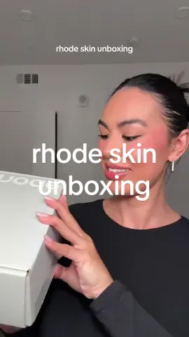 Going to look like a glazed donut tonight @rhode skin #rhodeskin #haileybieber #barrierset #glazingmilk #glazeddonut #glasskin 