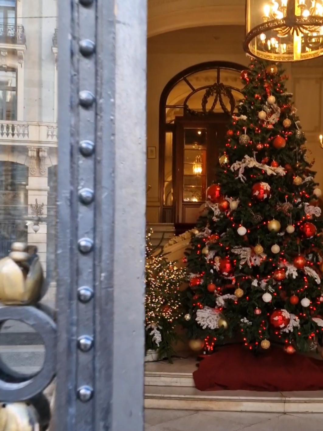 The cutest cafés & hotels decorated for Christmas in Madrid 🎄✨️🎅 Head to *www.youtube.com/johleneorton* to watch the full video where we share Madrid’s cosy cafés and stunning hotels decked out for Christmas. Plus, we’ve included a free Google Maps with custom pins to all the places we mentioned! #christmas #madrid #spain #christmastiktok  #christmasdecor #christmas2024 #tiktoktravel #europetravel #christmasishere 