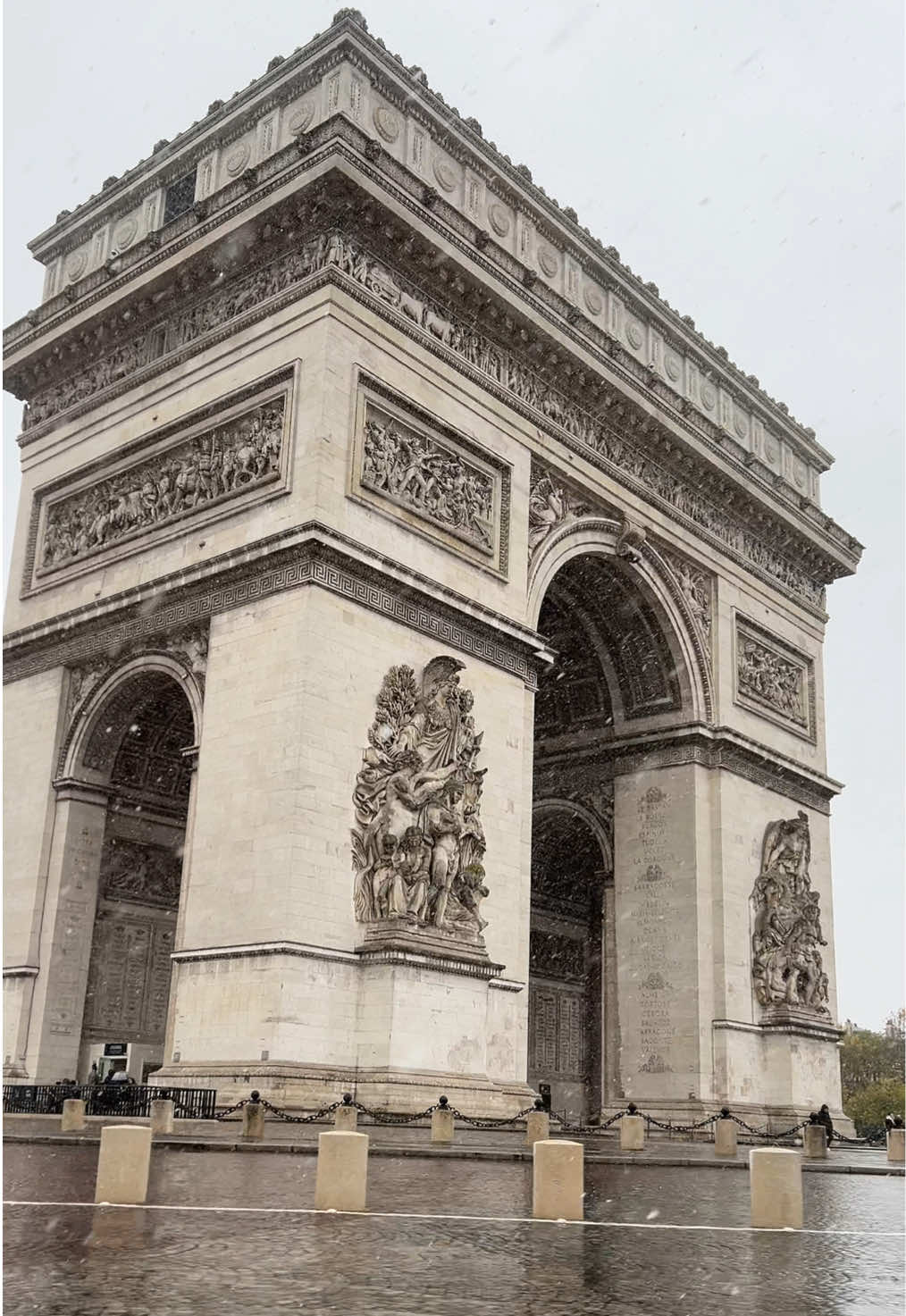 . . . . #arcdetriomphe #paris #france #visitparis #fyp #اكسبلور #السعودية #فرنسا #باريس #قوس_النصر #فنادق_باريس #مطاعم_باريس #مقاهي_باريس #اكسبلورexplore #snowinparis #christmas 