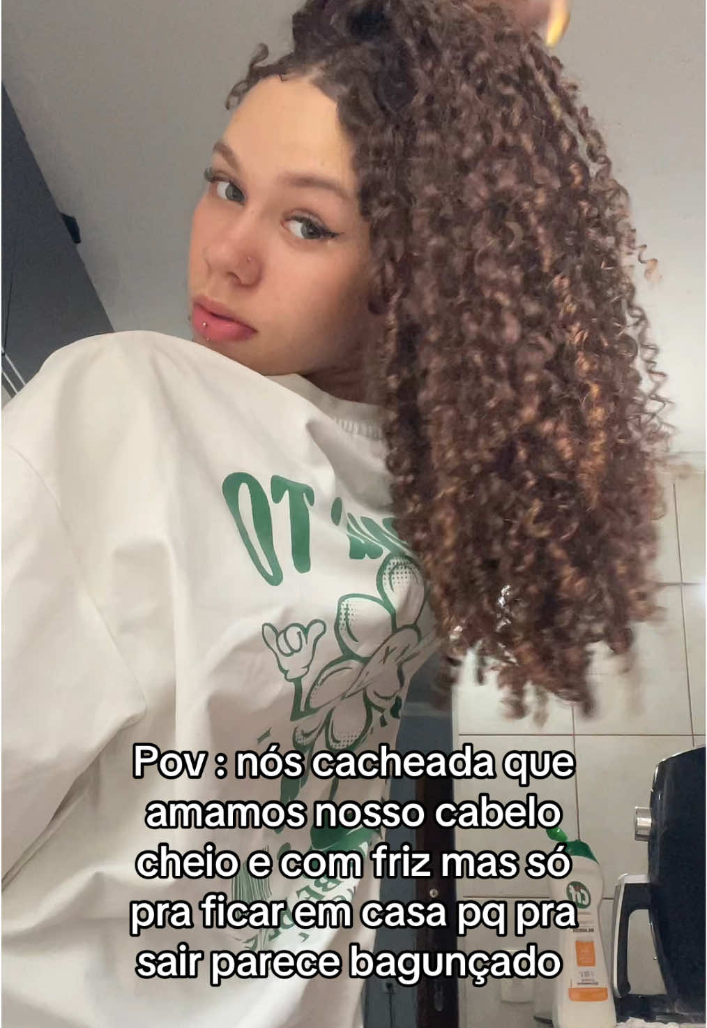 (Nem tanto o friz) Não tenho coragem pra sair com ele assim, me sinto feia perto das pessoas 😓 #gaah_franca #viral #fy #pravoce #ttk #cabelocacheado #cachos 