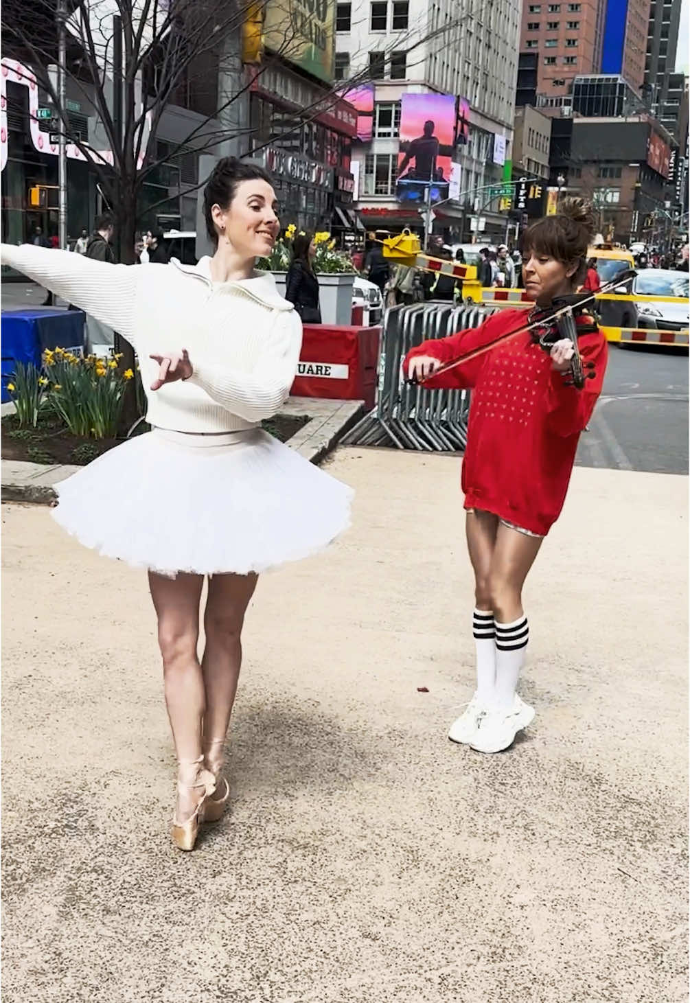 Just spreading some christmas cheer on the streets of NYC. #bellet #point #ballerina #violin #nyc #newyork 