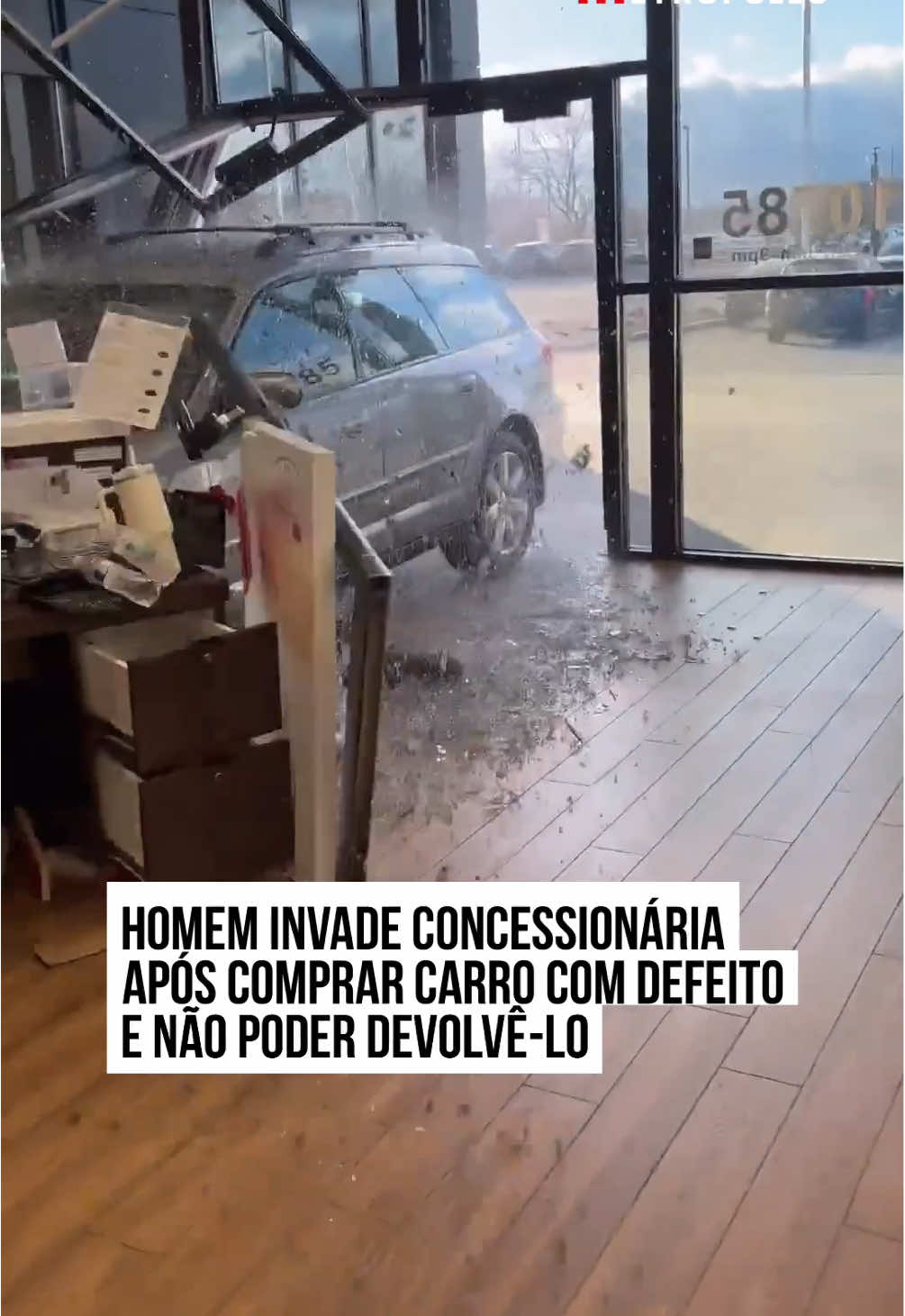 Um homem foi preso em Sandy, #Utah, nos #EstadosUnidos, após comprar um #carro e invadir a concessionária com o veículo nesta terça-feira (10/12). De acordo com informações, o cliente alegou que o automóvel estava com defeito e, portanto, gostaria de devolvê-lo. Horas após adquirir o carro, ele voltou à concessionária Mazda alegando que não ficaria com ele devido ao defeito. Os funcionários, porém, informaram que a devolução não seria feita. O homem am3açou arrebentar a porta de vidro da frente da concessionária caso a empresa não ficasse com o carro. Desta forma, ele entrou no veículo e arrancou contra a fachada. Um vídeo do momento viralizou nas redes sociais. Após o incidente, os funcionários chamaram a polícia, que prendeu o cliente. #TikTokNotícias 