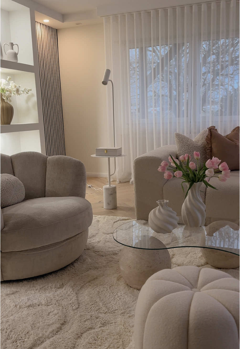 ☁️🕯️🤍#livingroomideas #wohnzimmerteppich #neutralinterior #beigeinterior #wohnzimmerideen #wohnzimmereinrichtung #livingroomstyle #livingroomsofa #werbungwegenmarkennennung 