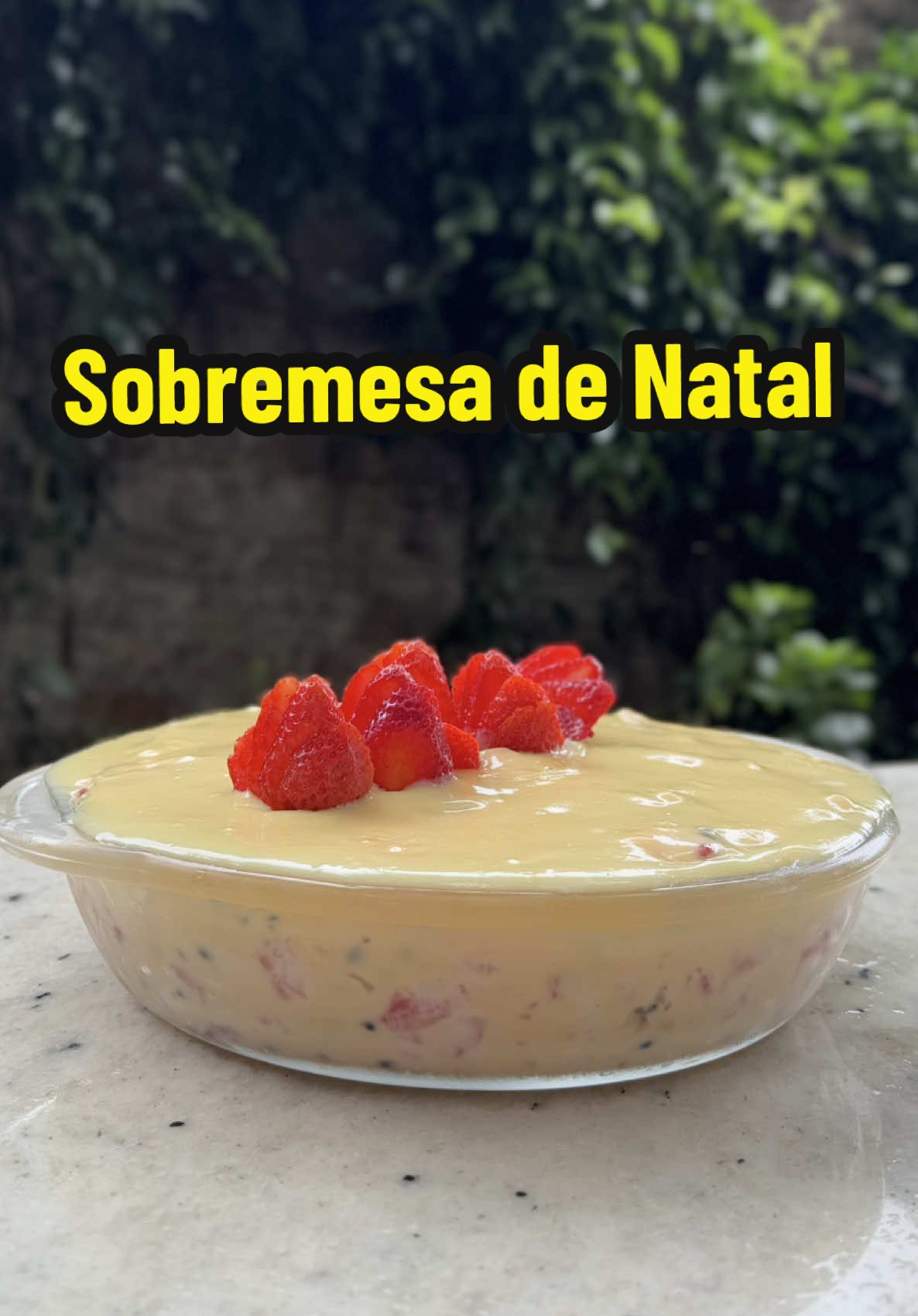 Respondendo a @Francis Rossato Bora fazer uma sobremesa pro seu Natal com morango e maracujá? Fica aí que hoje o Ferrari te ensina essa delícia!  #bombomnatravessa #sobremesa #sobremesadenatal #receitadenatal #receitafacil 