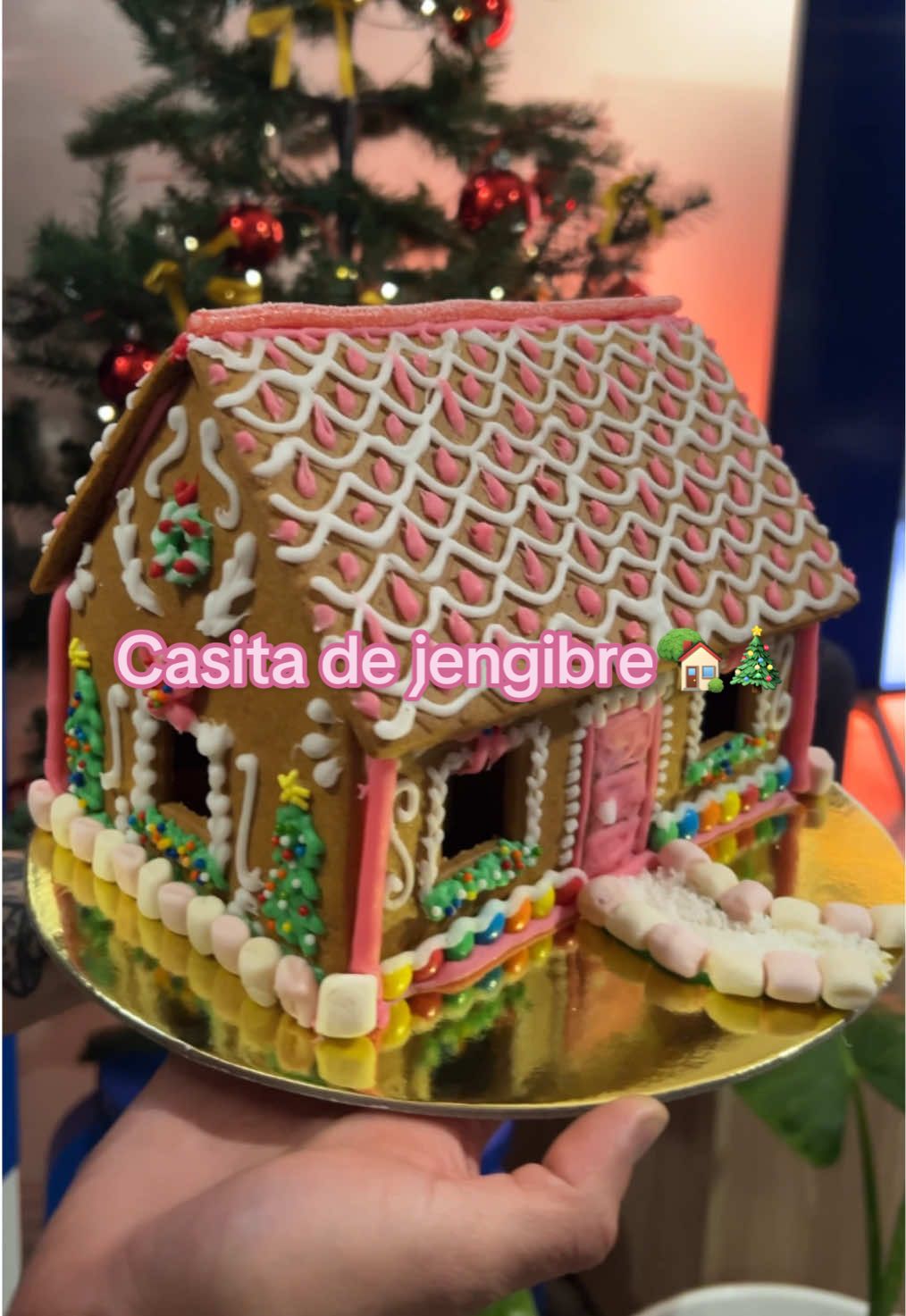 Por cada medio kilo de azucar flor, usamos aprox 1 cucharadita de goma xantana. Mas unas gotas de vinagre o limon, agua (echar de a poco) y colorantes a eleccion 🫶🏻 #gingerbreadhouse #casitadejengibre #navidad #ikea 