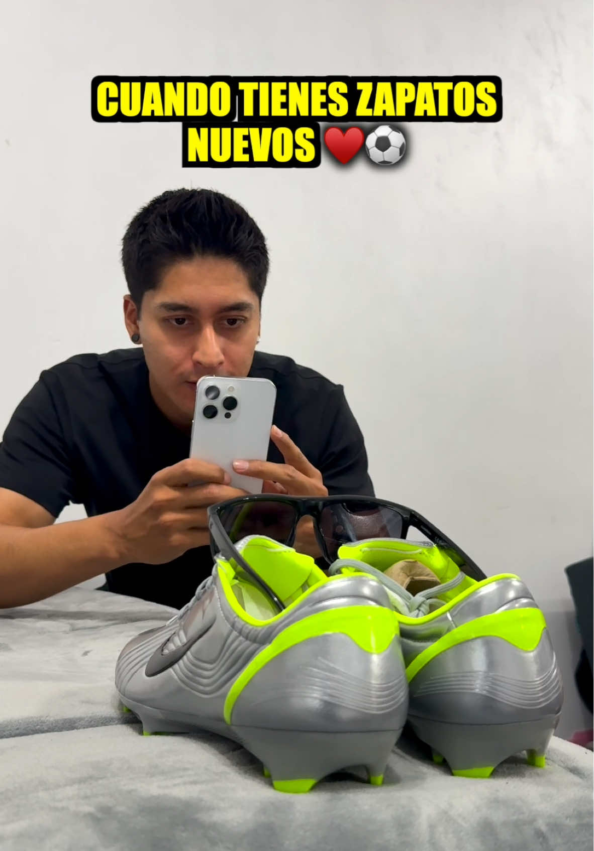 Cuando tienes zapatos nuevos ❤️⚽️ #soccerlife #soccermemes #futbol #soccertiktok #TikTokDeportes #ronaldo 