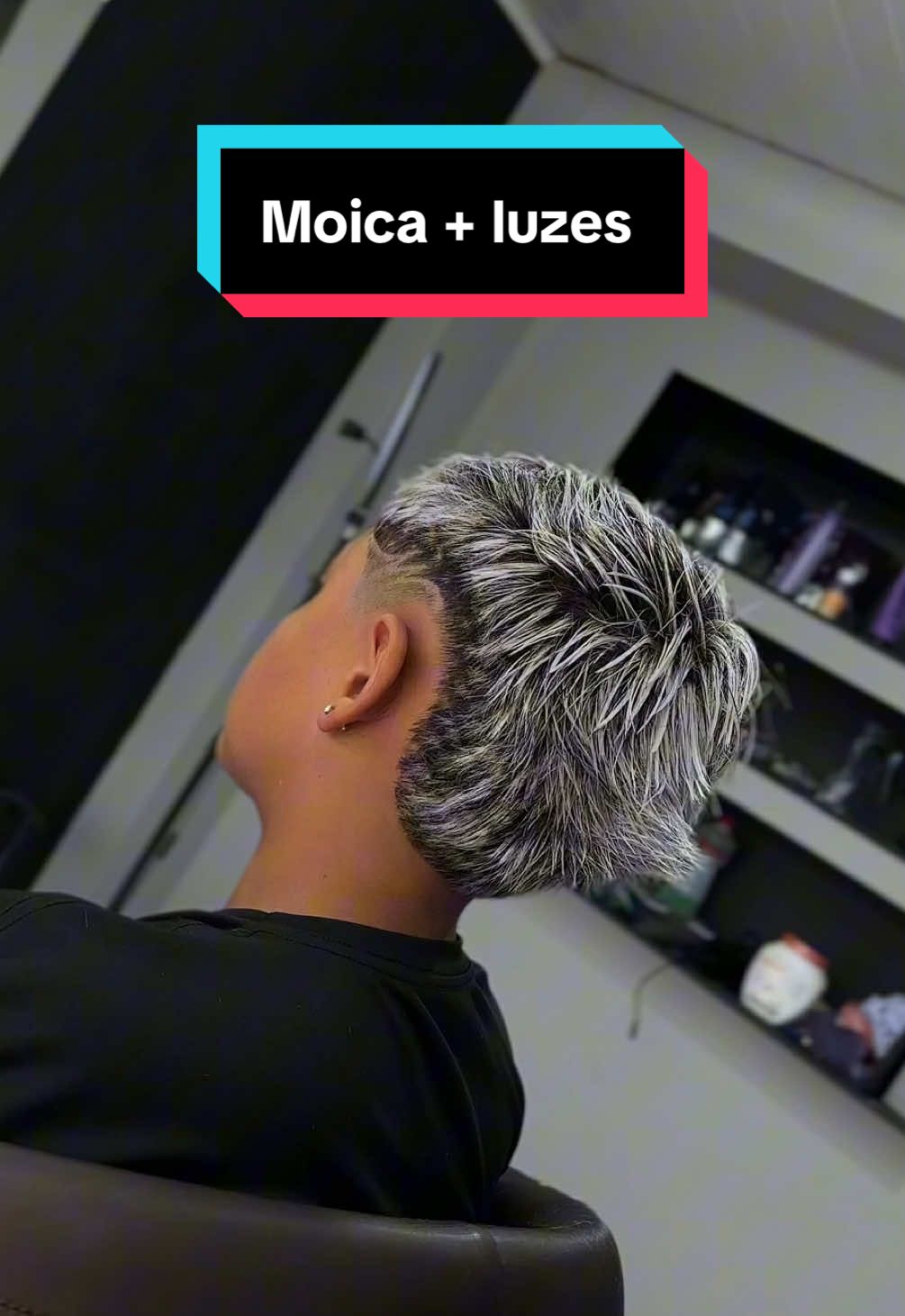 Moicano + luzes (o corte do momento)  #moicano #moica #barbearia #barber #luzesplatinadas #luzes #luzesnocabelo #vaiprofyinferno👺🔪 #ideiasdecorte #moicanocomluzes 