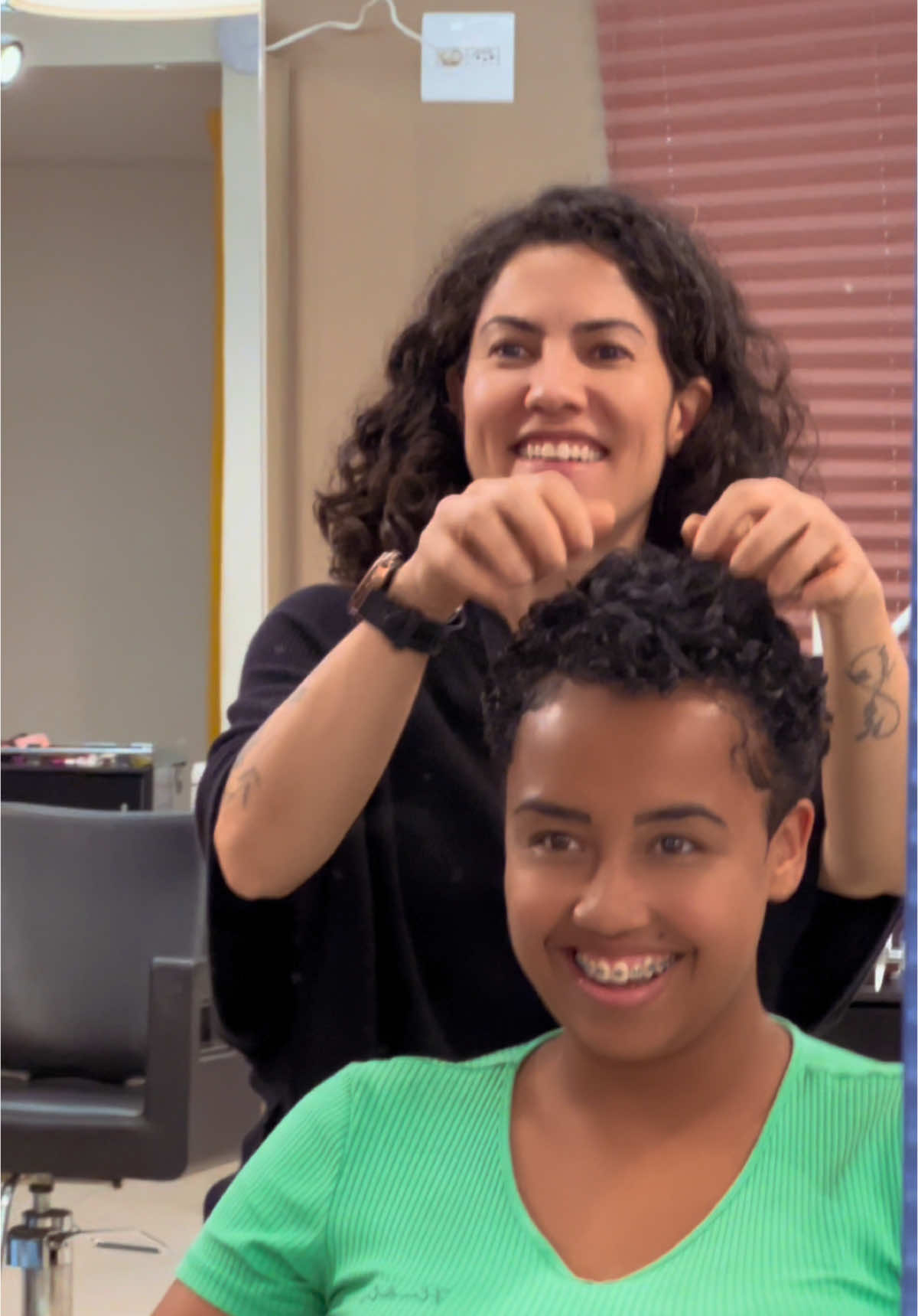 Hoje foi dia de transformação! ✂️✨ A Linara chegou determinada a iniciar uma nova fase da sua jornada capilar com o tão esperado Big Chop. Ela nos escolheu com confiança, acompanhando nossos vídeos e se inspirando em cada história que contamos aqui no Instagram. 💜 Foi um privilégio fazer parte desse momento tão especial, trazendo leveza, liberdade e muita conexão com sua essência. 🌿 ✨ Deixe um elogio pra ela aqui nos comentários!👇🏻💞