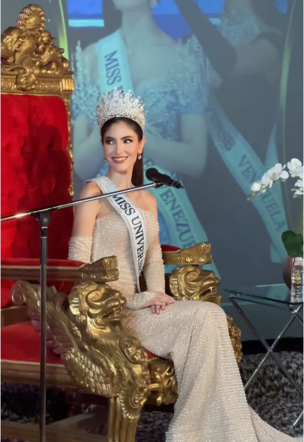 ¡Así transcurrió este encuentro entre los medios con nuestra Miss Universe Venezuela @stephany.abasali! 😍🎤