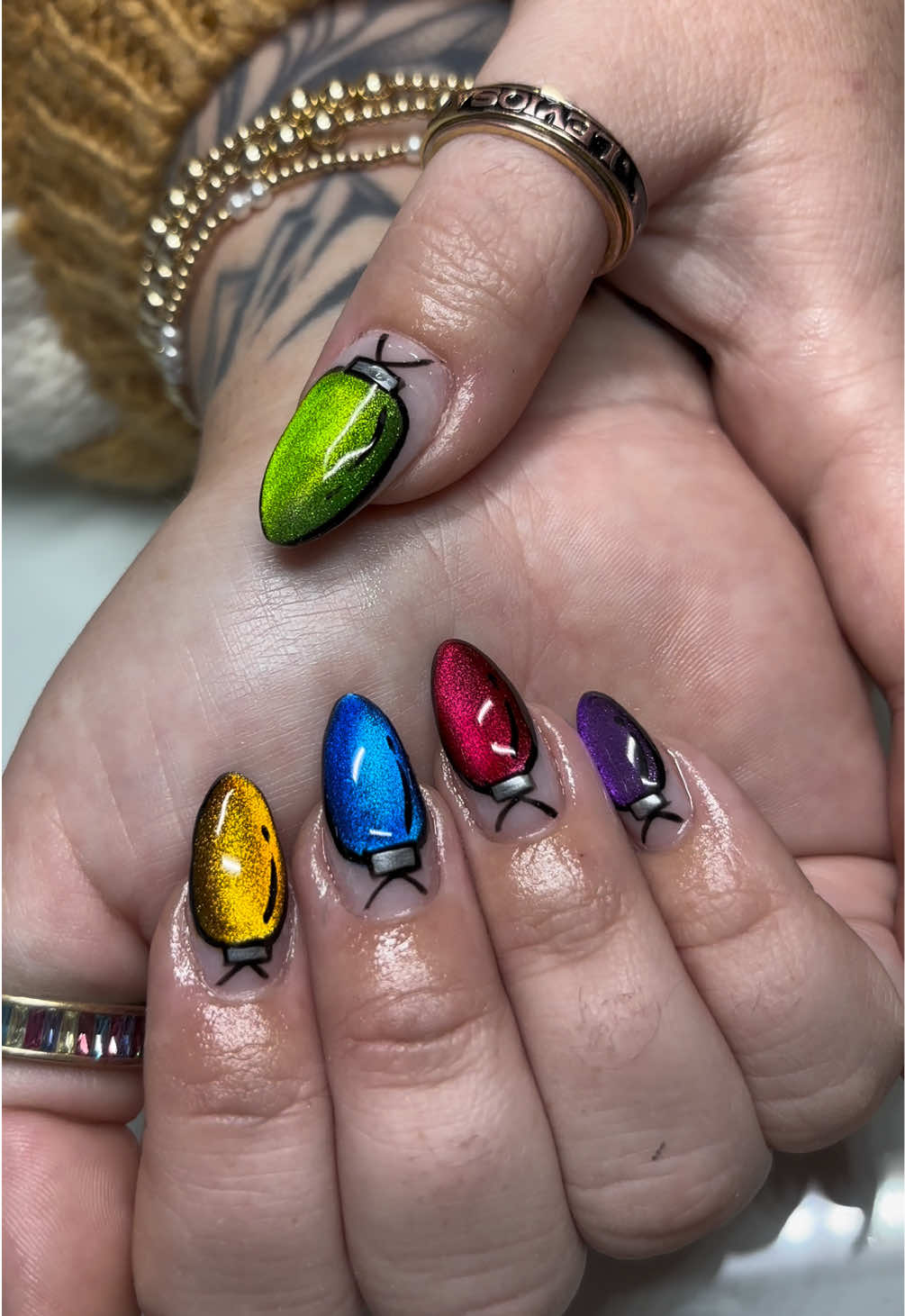 Lovin these holiday light nails! #nailtech #nails #nailtok #nailcheck #nailsoftiktok #nailart #naildesign #christmasnails #holidaynails @Melody Smither 