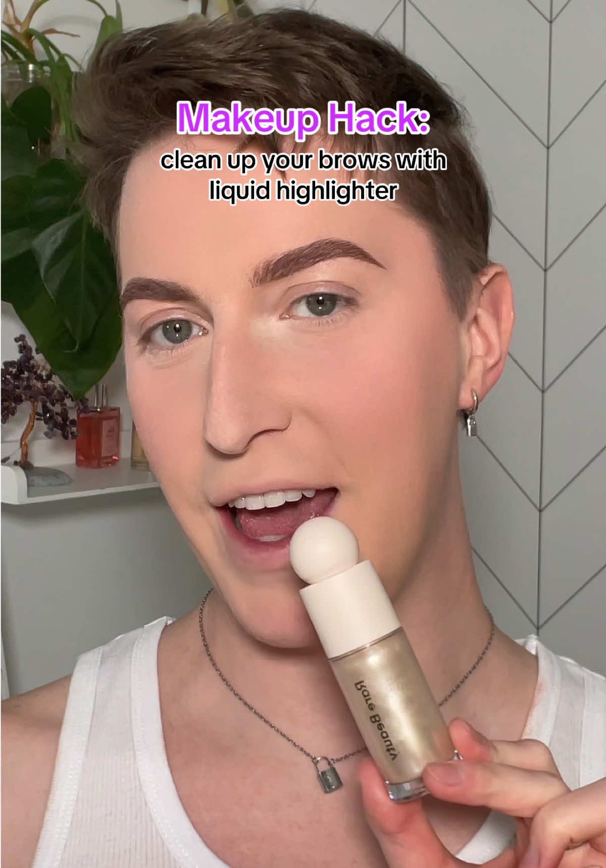 ✨ Next time you clean up you brows try this! Its one of my favorite ways to carve out and give my eyebrows more of a lifted appearance.👌🏻 #makeuphacks #eyebrowtutorial #liquidhighlighter 