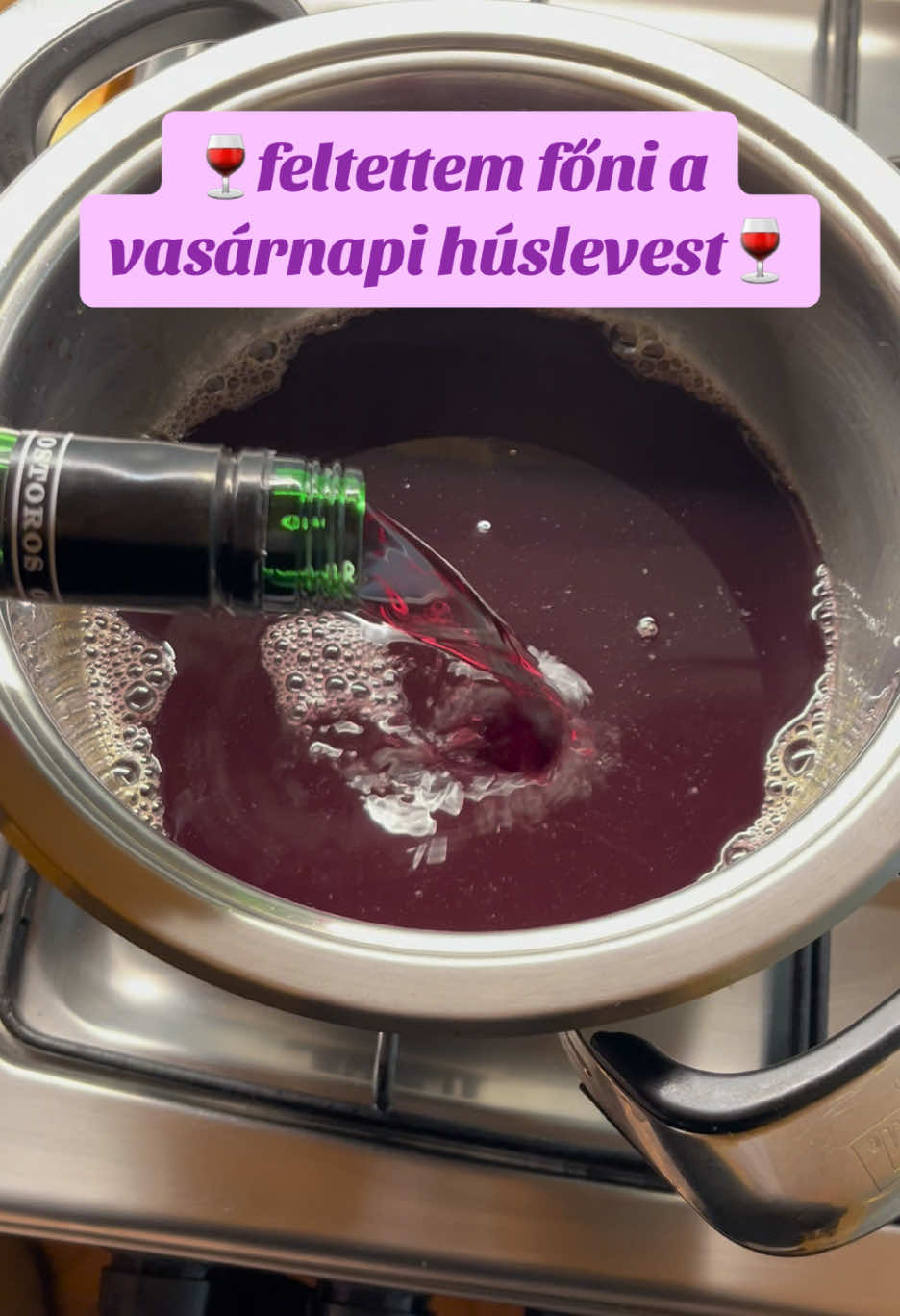 Télen ez már csak így megy😅😂 . #forraltbor #mulledwineseason #forraltbortfőzünk #mulledwinetime #húsleves #nekedbelegyen #foryoupagе  Inspo: @𝓛𝓾𝓬𝓪 𝓑𝓮𝓳𝓪 