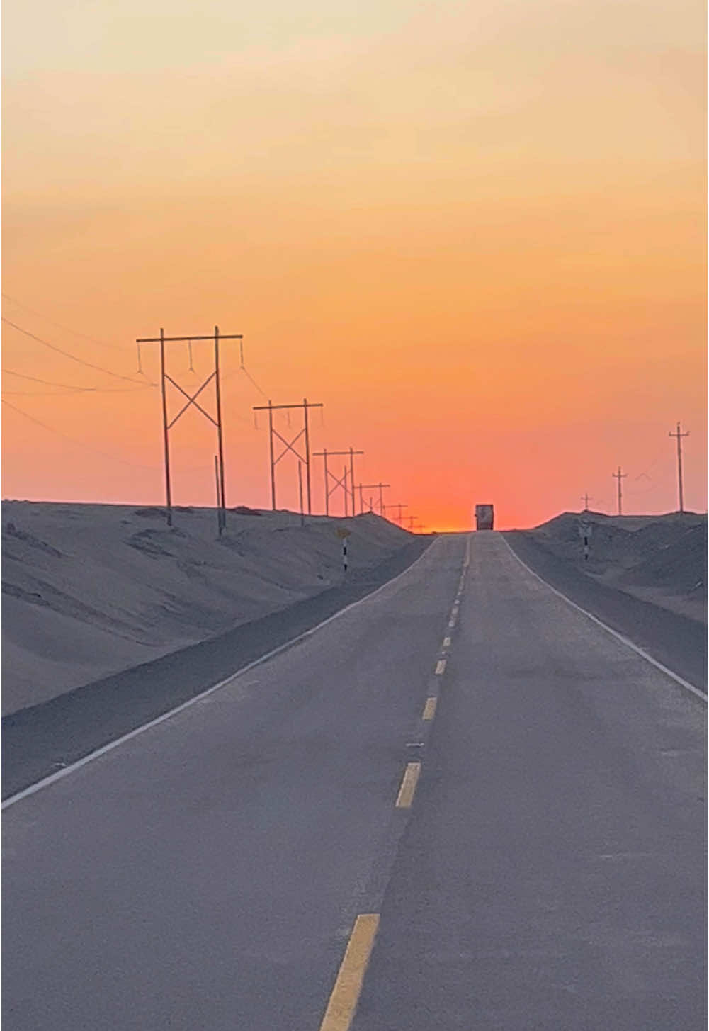 La luz dorada pinta la carretera, mientras grabo el atardecer frente al horizonte 🚗🌅 . #explore #travel #roadtrip #sunsetvibes #goldenhour #aventura 