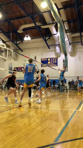andrew rowan finds his middles 🔍 #fyp #volleyball #volleyballworld #clubvolleyballcheck #volleyballplayer #mensvolleyball #haikyuu #uclavolleyball 