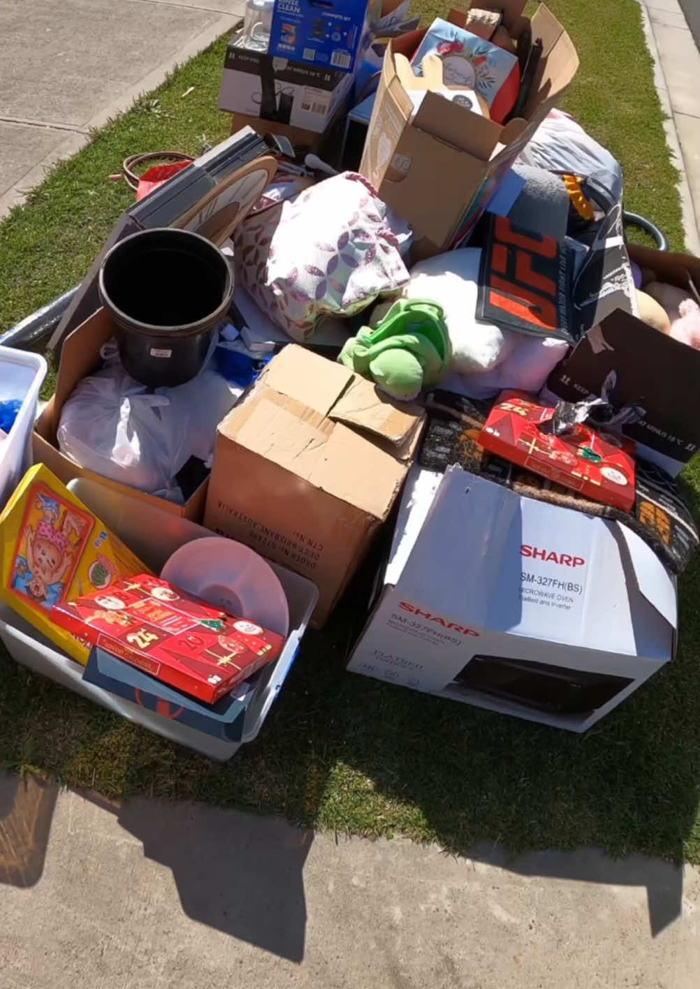 UFC x 2 boxes of plushies! #polyprophet #youtube #free #treasurehunt #hardrubbish #australia #curbside #sidehustle #dumpsterdiving #streetscrapping #scrapping #scavenger #reseller #resell #relaxing #asmr #value