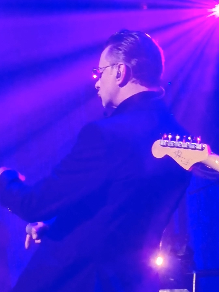 seeing Dave with his glasses, and wearing a suit was such an experience...something I'd like to see again. many times. and very often, thank you👉👈🫶✨️ #davegahan #marklanegan #tribute #marklanegantribute #roundhouse #london #concert #legends #ilovehim #soulsavers #legend 