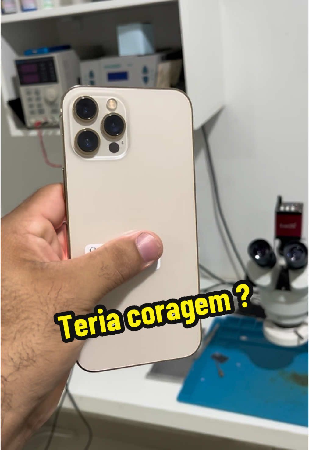 Teria coragem de abrir um iPhone assim ? #viral #apple #celular 