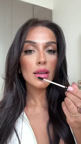 Uomini non siate gelosi di noi donne siamo solo belle!🫶 Impossibile non provare il lip tattoo più bello di tutti!🤩🥰⤵️