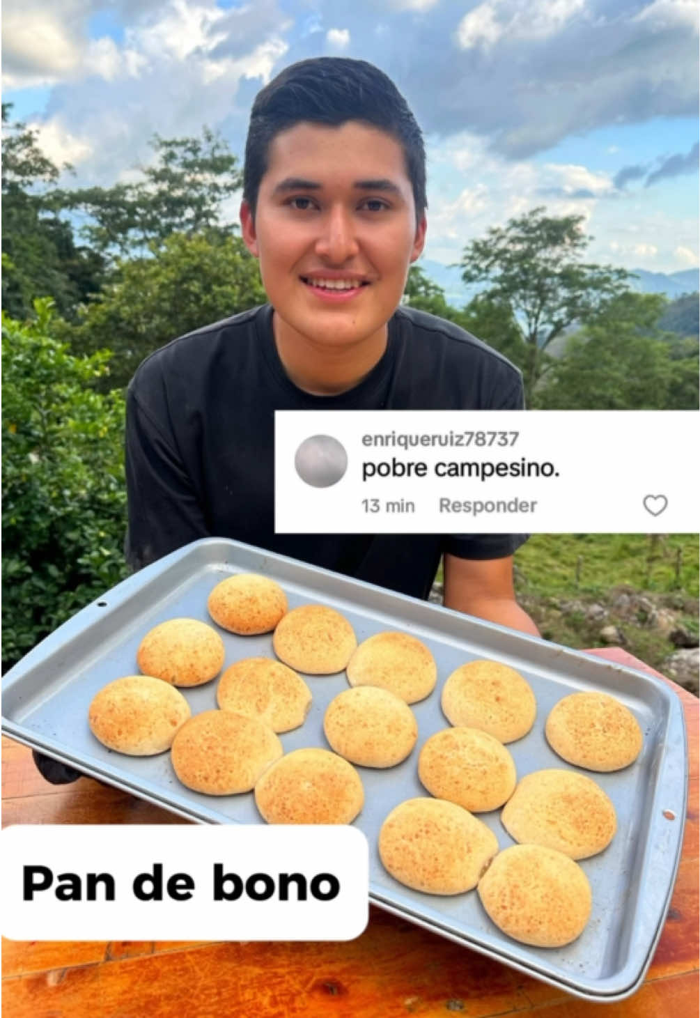 Deliciosos Pan de Bono 🇨🇴 -400 gr Queso Costeño Duro -200 gr Almidón Yuca -100 gr Fécula de maiz -3 gr Polvo Hornear -60 gr Azúcar  -1 huevo - pizca de sal ( pero si el queso es muy salado no hace falta) Agregar poco a poco la leche 🥛 hasta lograr la consistencia, con cuidado Que no se nos pase de líquido . Sino  que quede una masa suave y moldeable como plastilina  -80 ml  ó  100 ml Leche  Yo agregué unos 80 ml más o menos pero eso dependerá mucho de tu masa así que tú ve agregando de a poco hasta obtener la masa en su punto .👀ojo con pasarse de leche porque podría quedarte aguada  Y en ese caso tendrías que agregar un poco más de maicena  ✅Hornear por 25 min a 180- 185 grados Centígrados  #Pandebono #pandebonocolombiano #pandebonocaliente 