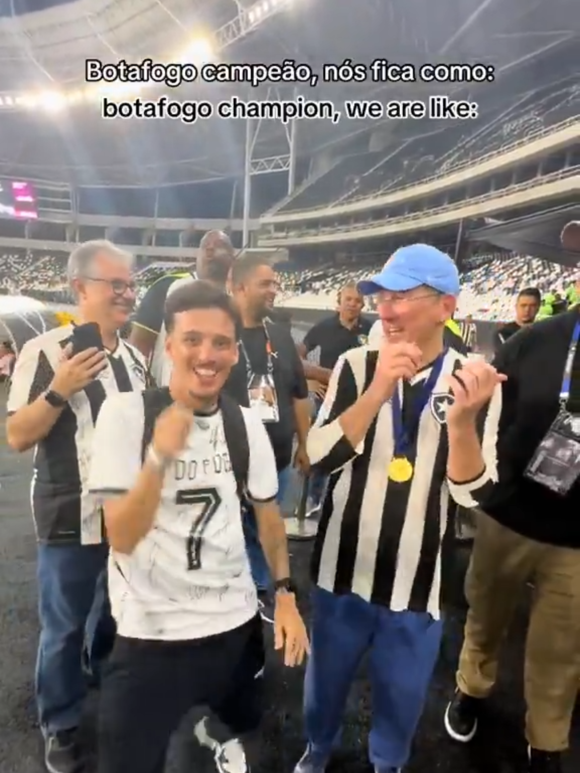 NO PASSINHO DO JOHN TEXTOR! 🤣🕺 🎥: lcdifogao #ForadeCampo #Botafogo #JohnTextor