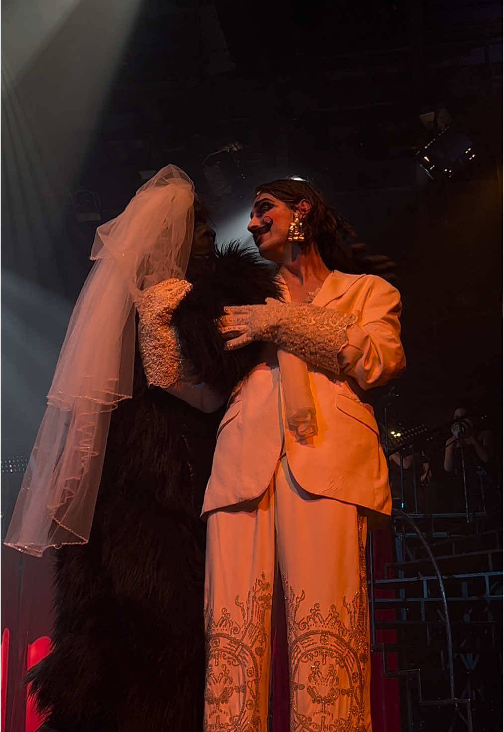 🦍👰‍♀️ #ukrainiancabaret #cabaret #ukraine @Ілля Чопоров @molodyytheatre 